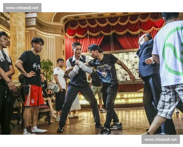 成龙重启成家班招募：四十载搏命精神待续新篇